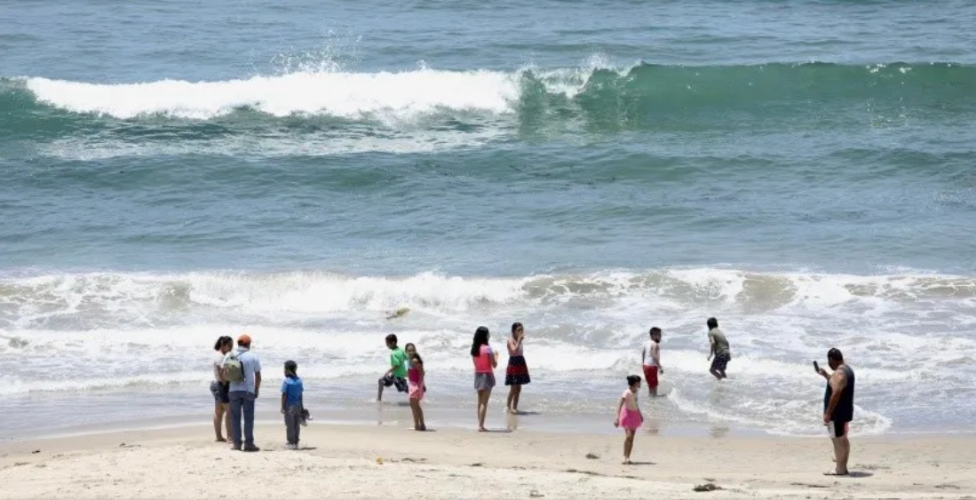 A pesar de restricción, más de 1,000 personas en Playas de Tijuana