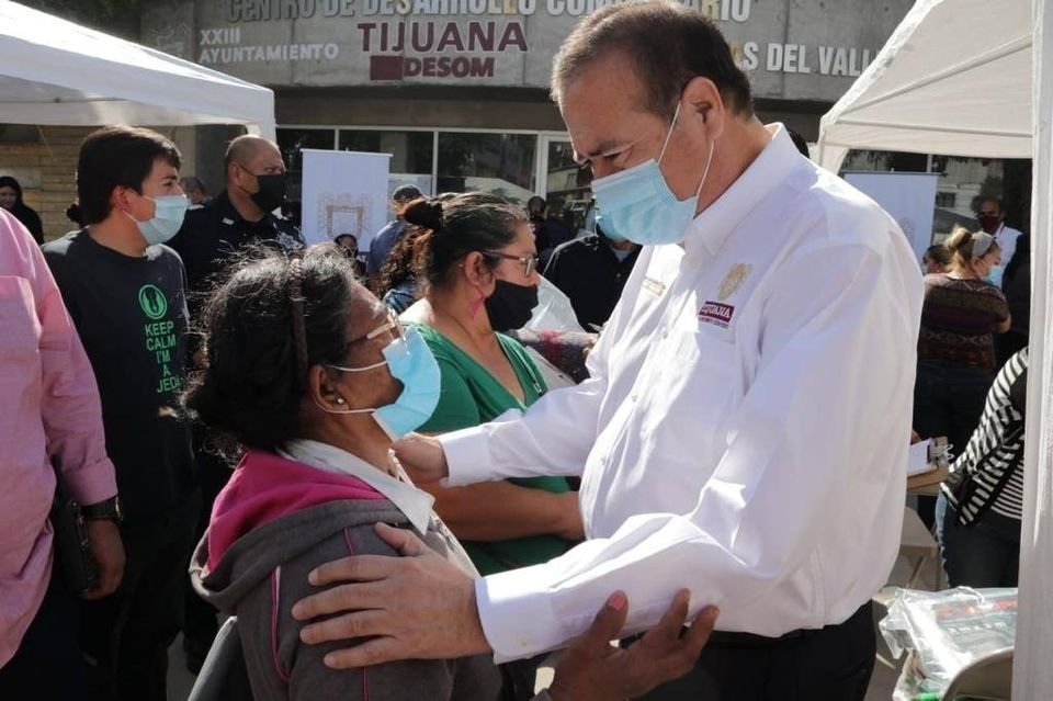 Entrega Arturo González Cruz apoyos a familias vulnerables