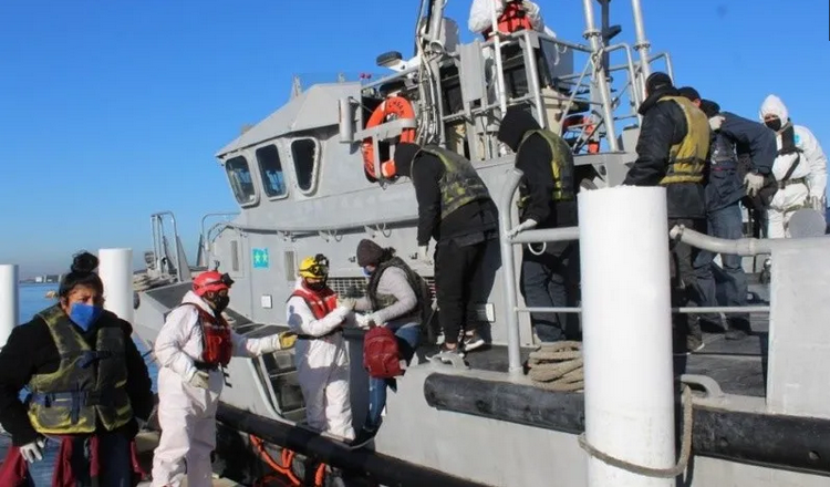 Elementos de la marina rescatan a embarcación en Ensenada