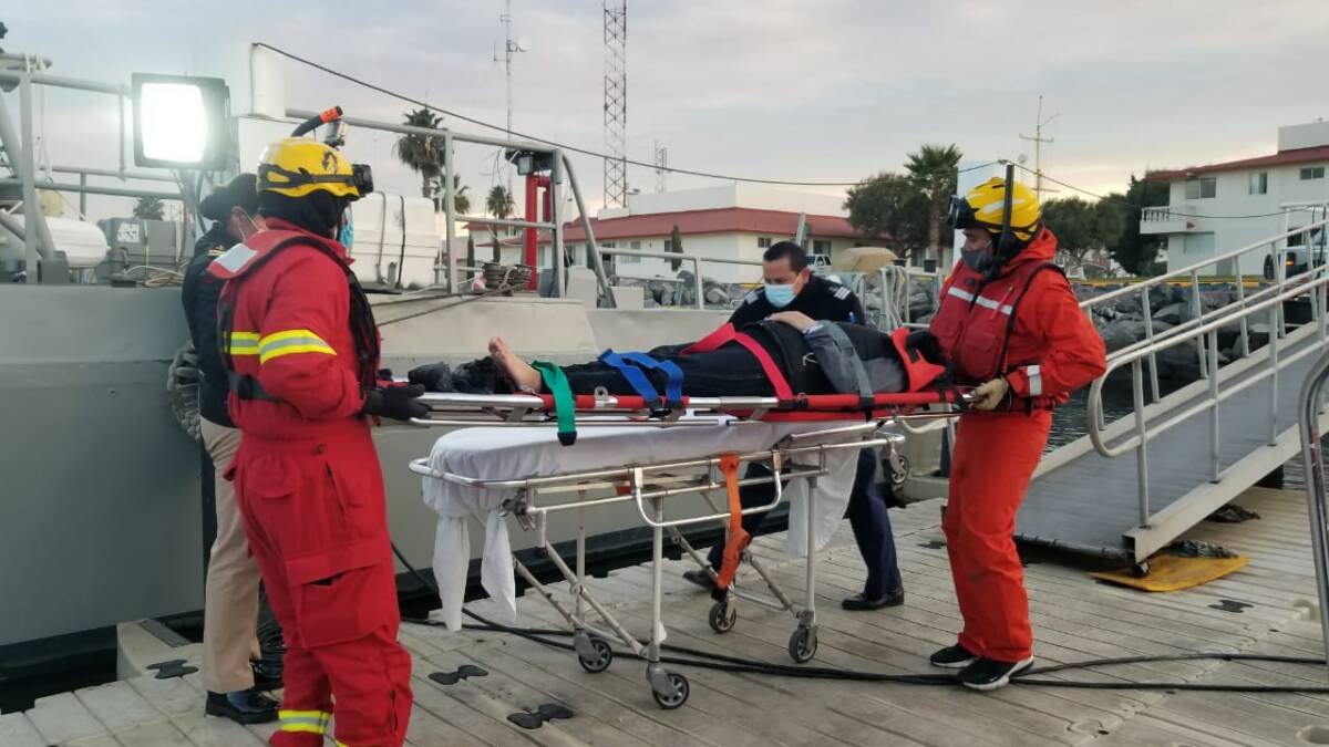 Rescatan a 14 personas en Ensenada