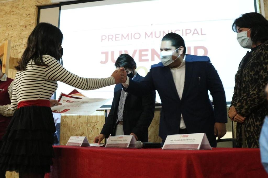 Entregan Premio de la Juventud en Tijuana