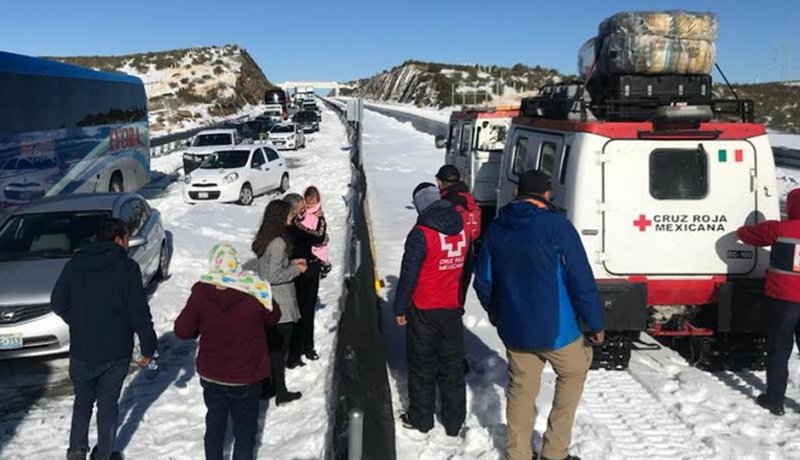 Cruz Roja socorre a carros varados en La Rumorosa