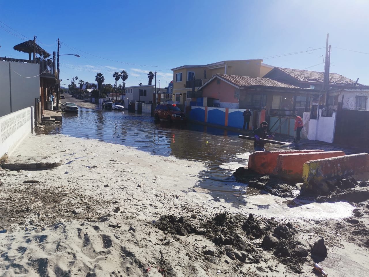 Oleaje afecta colonias de Rosarito