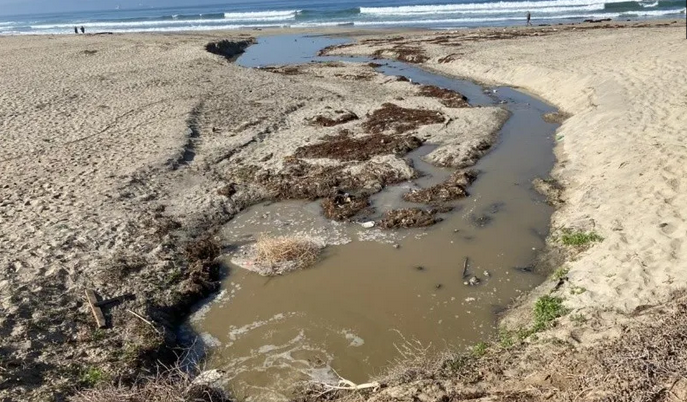 Cierran playas de Enseneda por derrame de aguas negras