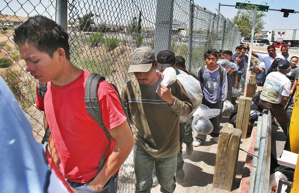 Migrantes intentan cruzar po garita de Tecate