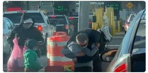 Guardia fronterizo abraza a niño en garita de San Ysidro