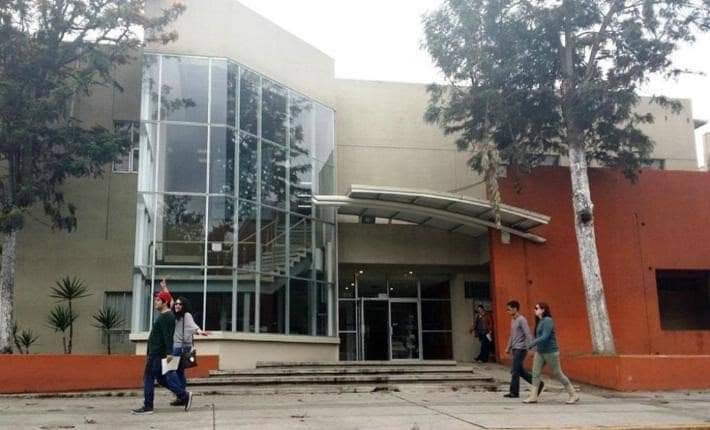 A pesar de desalojo estatal, la sede de la biblioteca Benito Juárez se queda