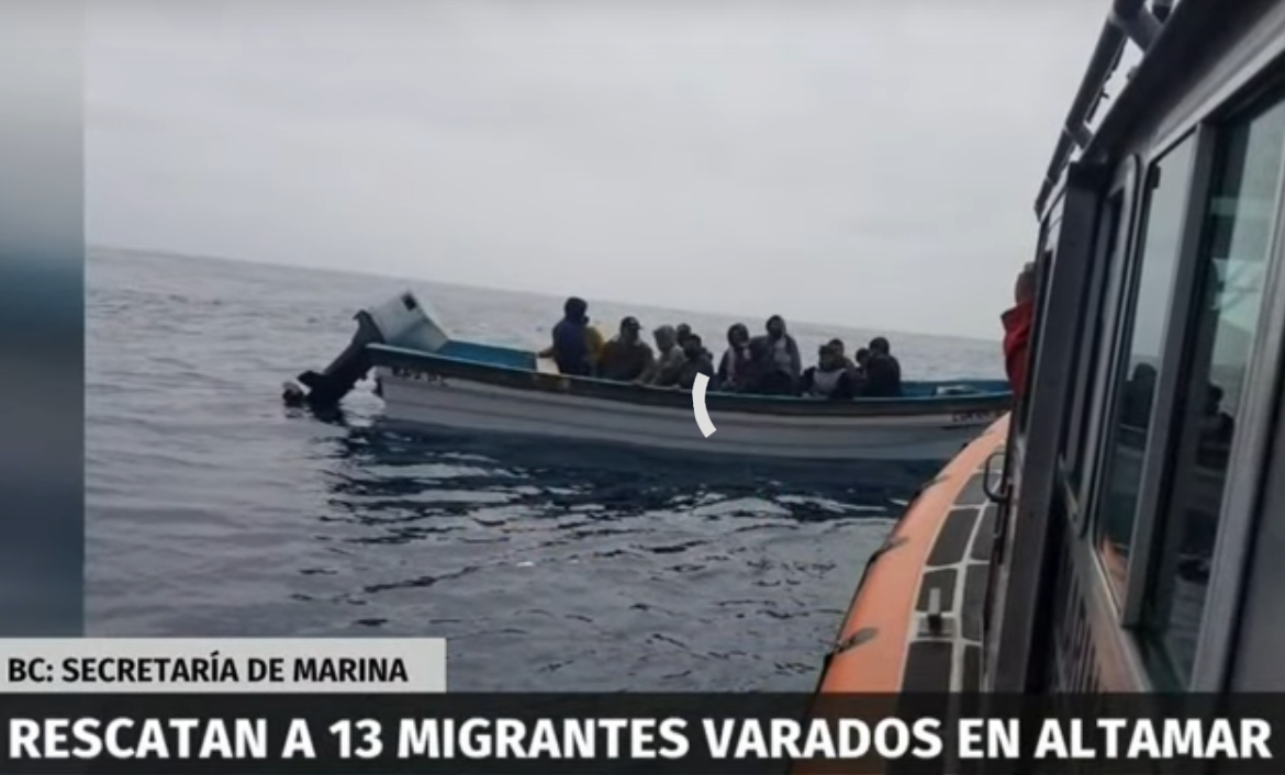 Rescatan a migrantes varados en altamar de Ensenada