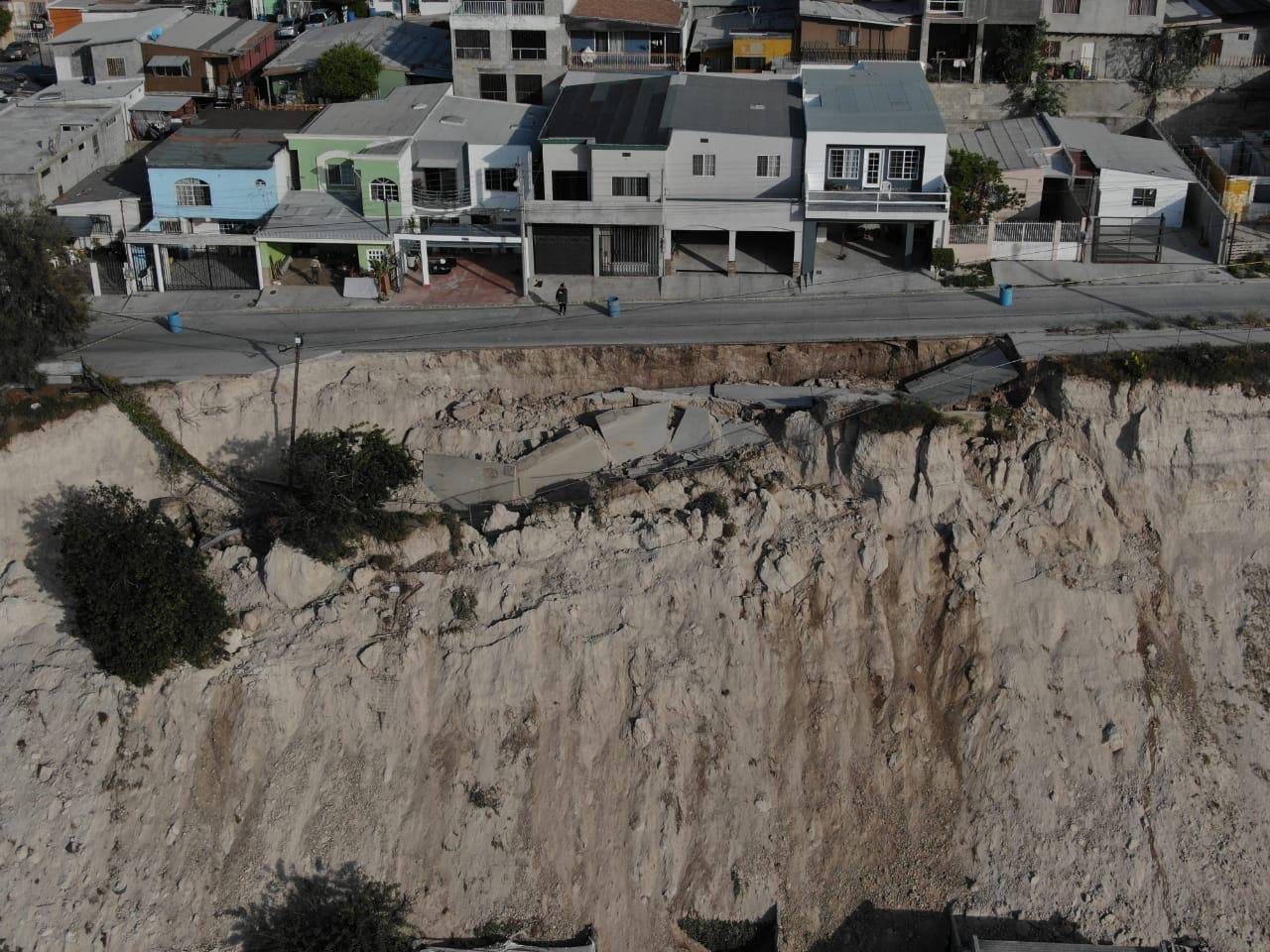 Auxilia Protección Civil por deslizamiento en zona este de Tijuana