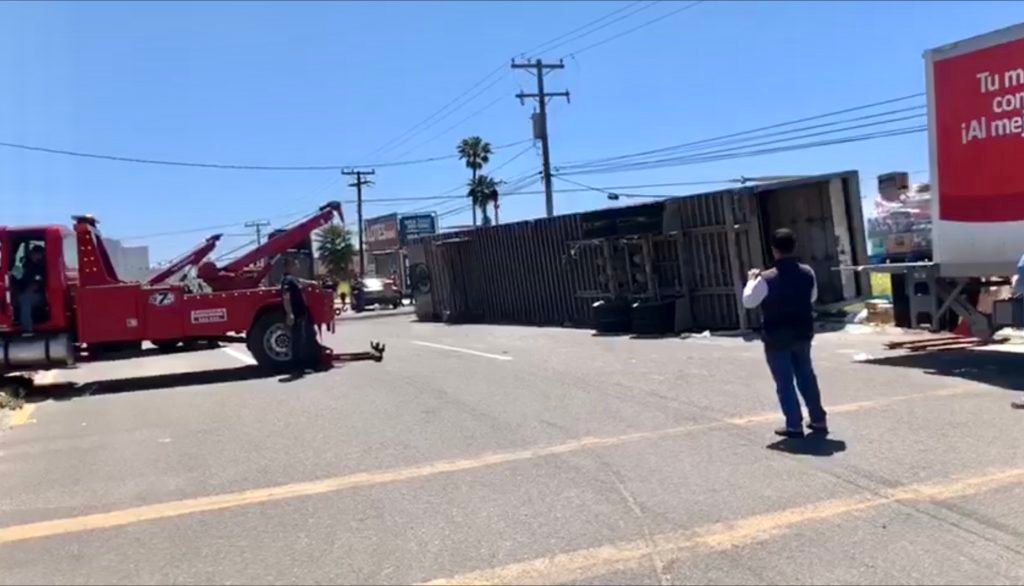 Tráfico entre Blvd. 2000 y Popotla por trailer volcado