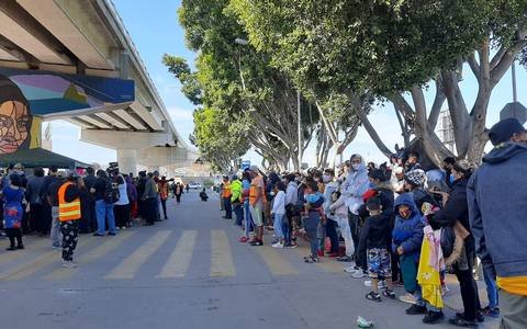 Trasladarán a migrantes del Chaparral a la Unidad Deportiva Tijuana