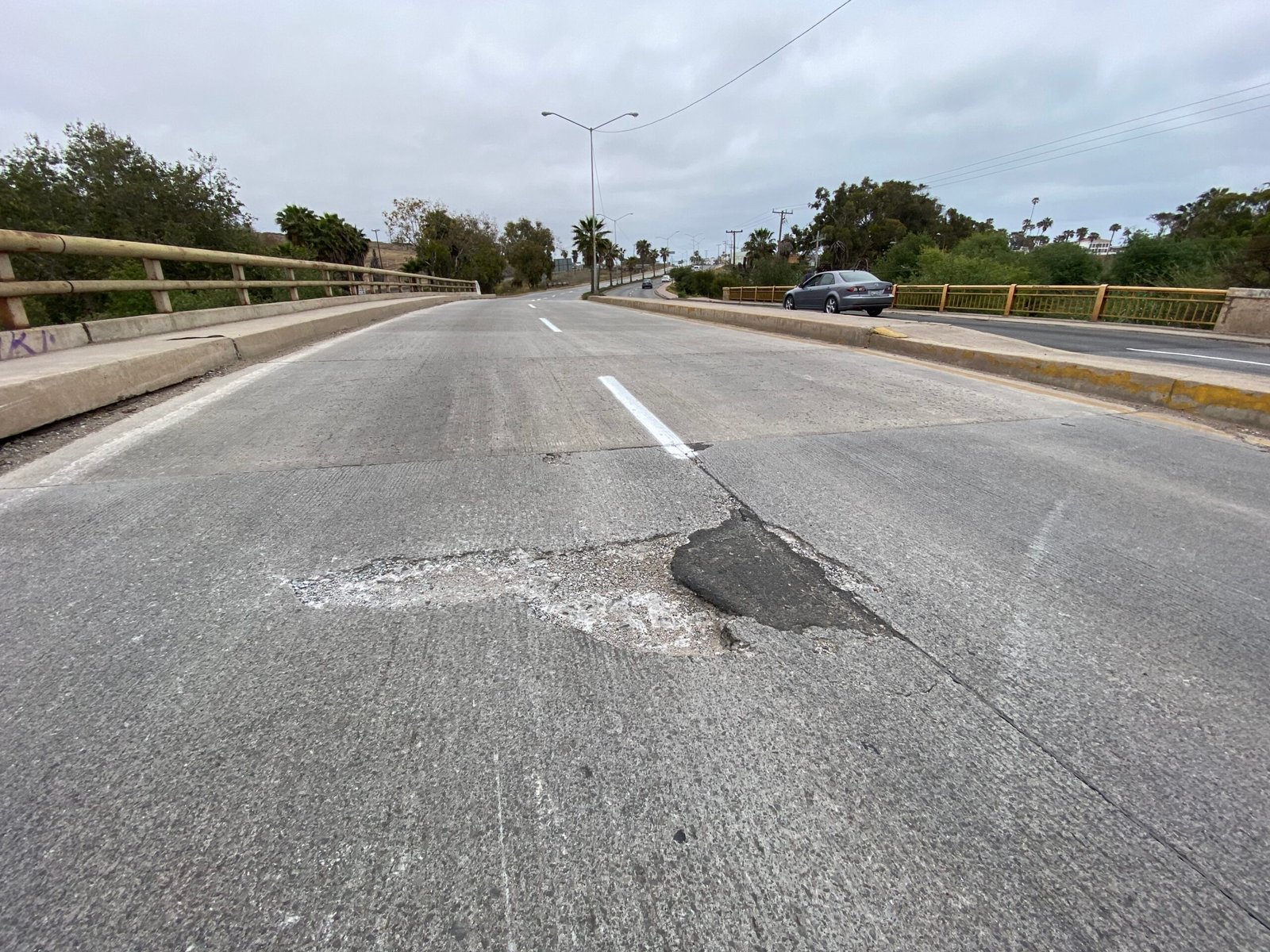 Advierten sobre hundimiento de puente vehicular en Rosarito