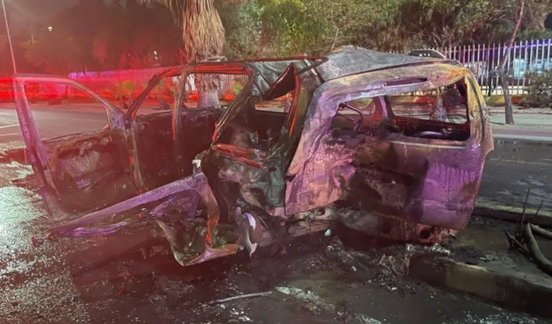 Mujer choca auto en garita de Tijuana; mueren dos adultos, tres menores quedan heridos