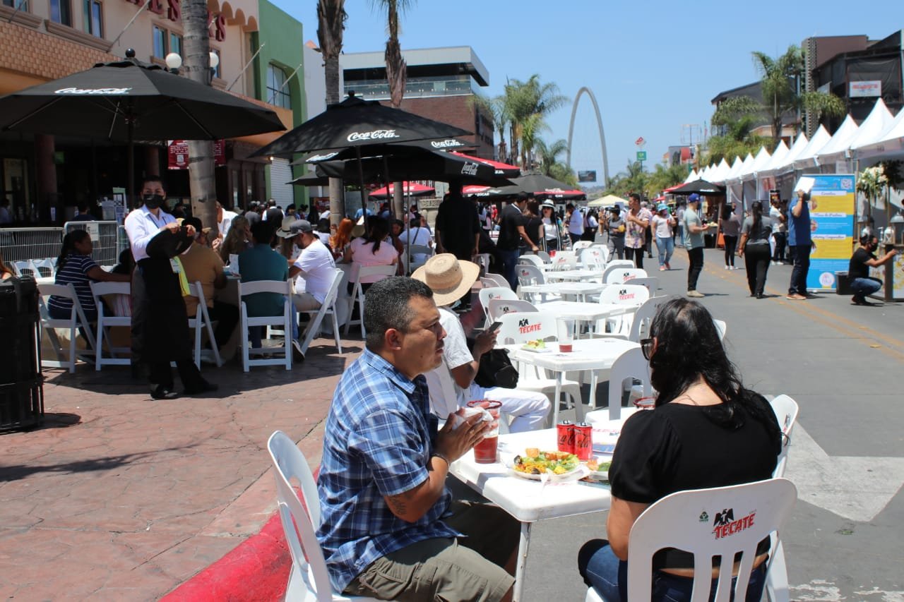 Celebran festival de la ensalada Caesars en avenida Revolución