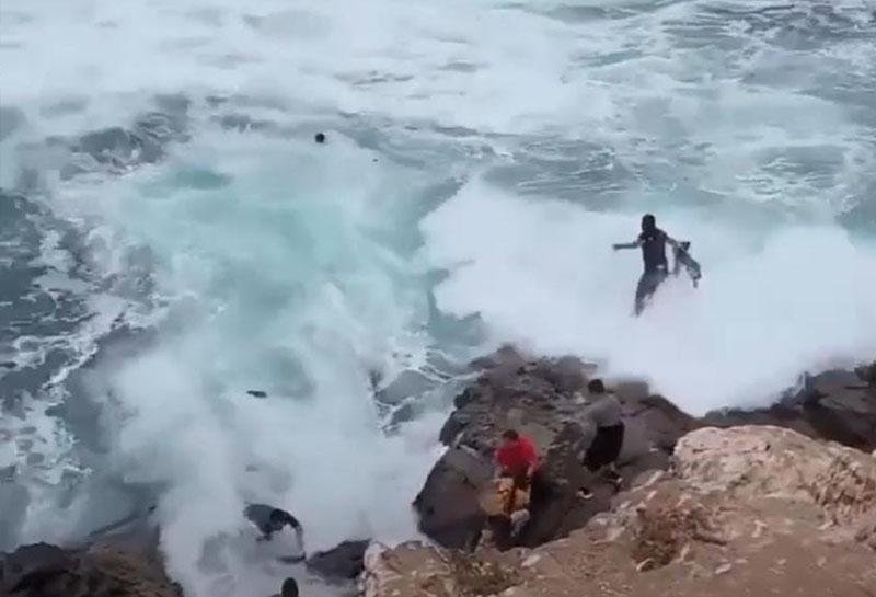 Turistas son arrastrados por oleaje en La Bufadora, BC