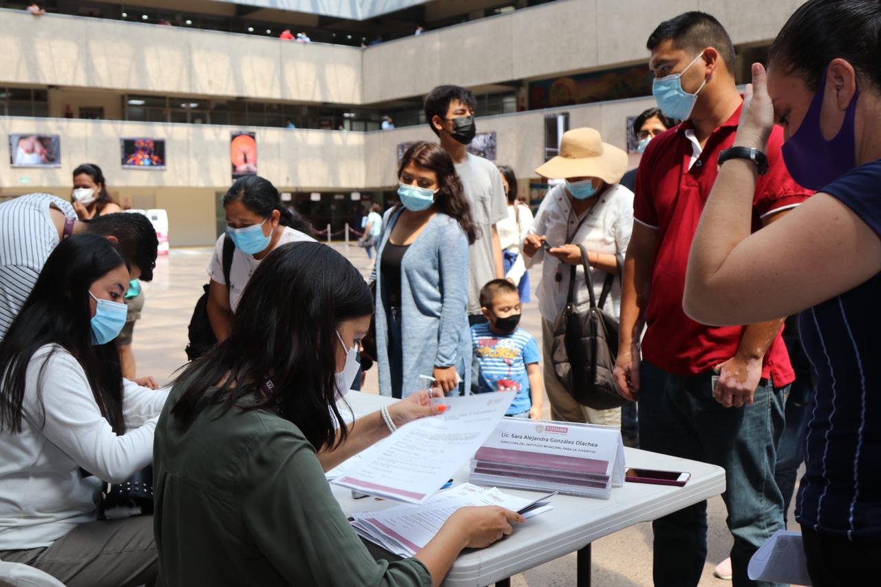 Entregan becas de apoyo a jóvenes para la inscripción a cursos prácticos