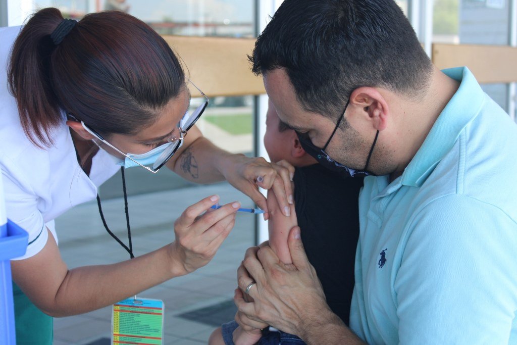 IMSS BC invita a vacunar a menores contra Sarampión y Rubéola