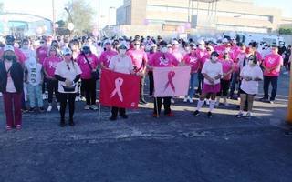 Marchan contra el cáncer de mama
