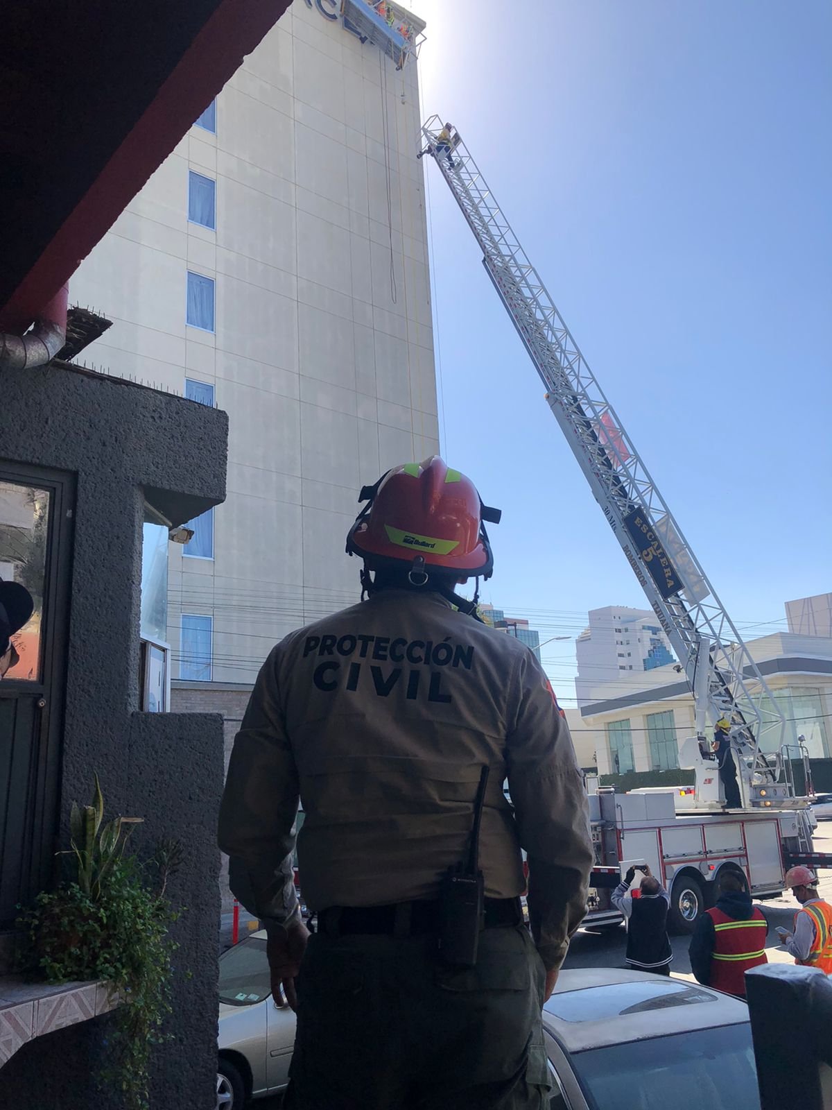 Rescatan a personas trabajando en mantenimiento exterior de hotel