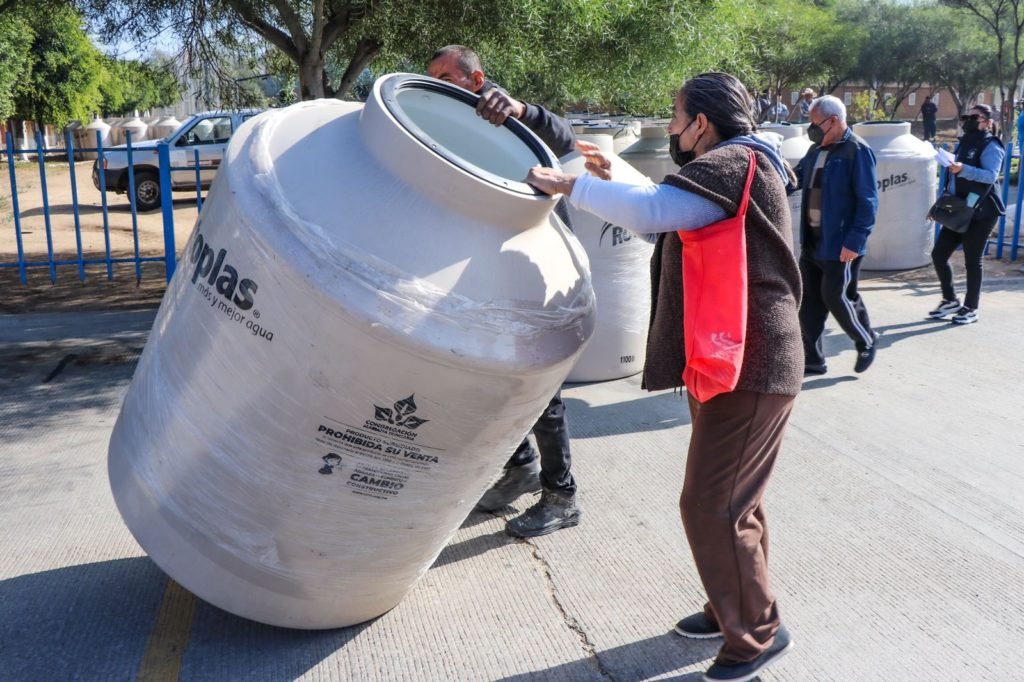 Entregan tinacos en apoyo a familias Rosaritenses