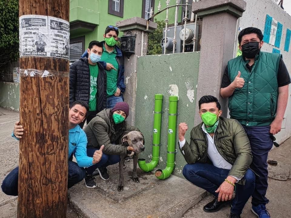 Jóvenes instalan comederos para perros en Rosarito