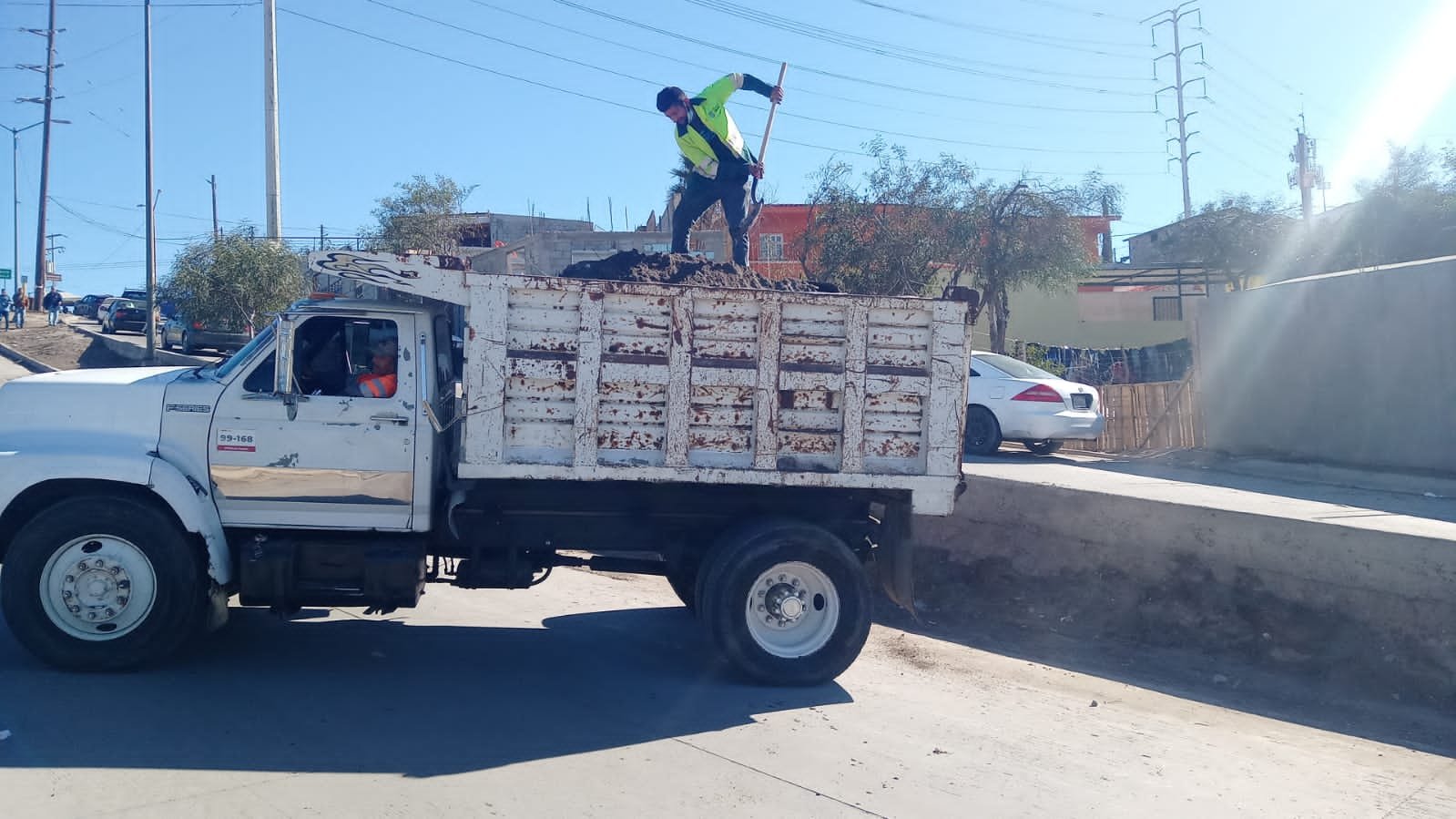 Continúa limpieza de espacios utilizados como basureros clandestinos en Tijuana