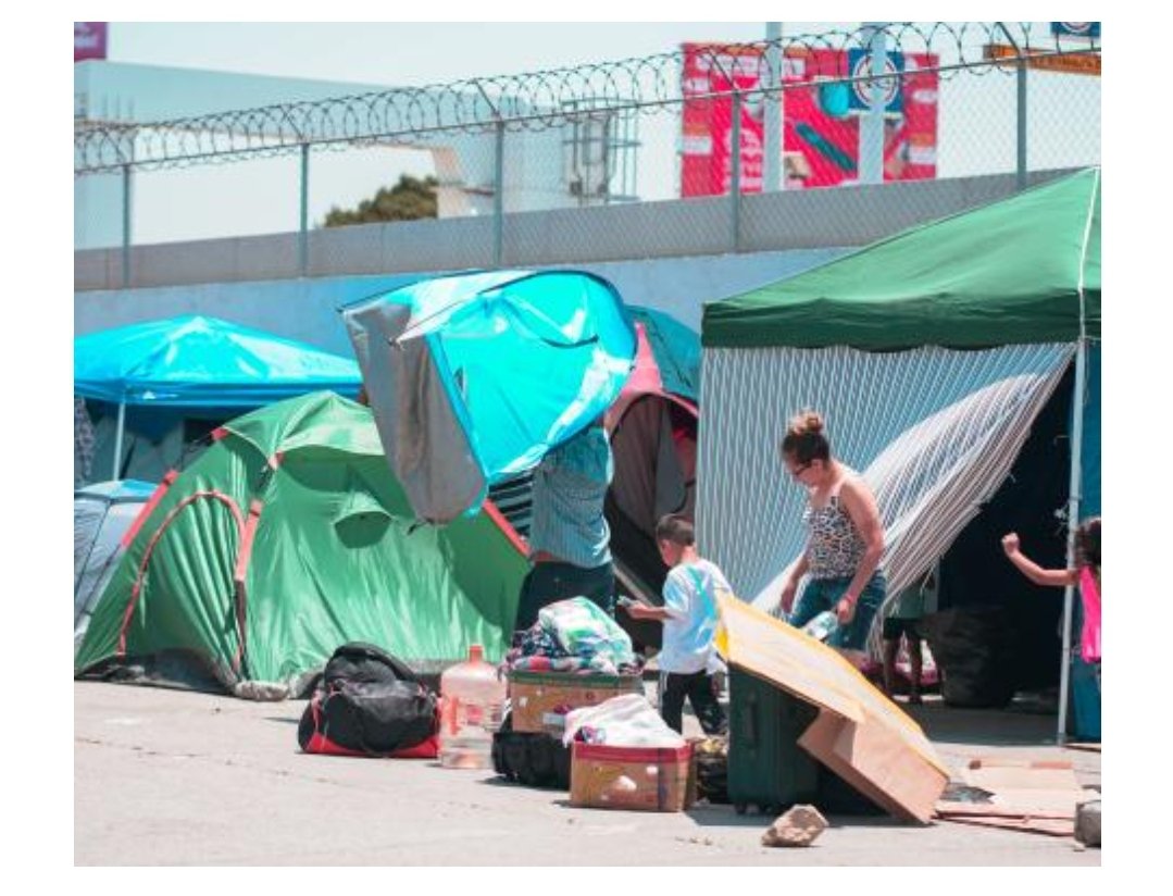 Más de 200 migrantes abandonan campamento en garita El Chaparral