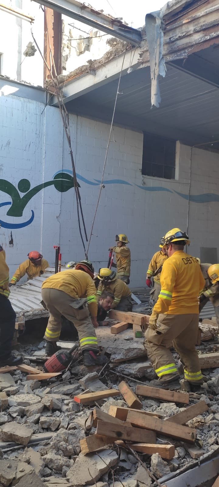 Colapsa techo; bomberos y protección civil rescatan dos personas m