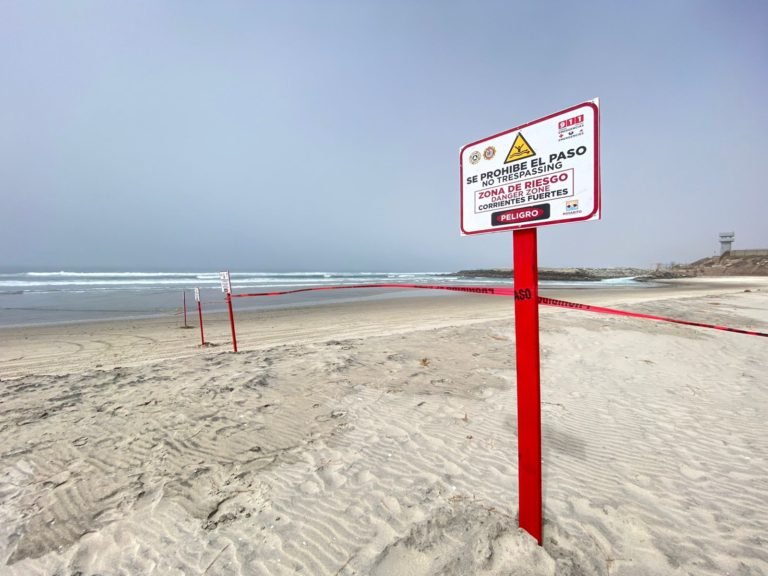 Aun con señalamientos la gente hace caso omiso e ingresa al mar