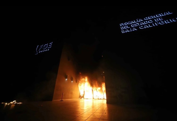 El fuego de la protesta:  grupos feministas prenden fuego a instalaciones de la FGE por los feminicidios y personas desaparecidas en BC