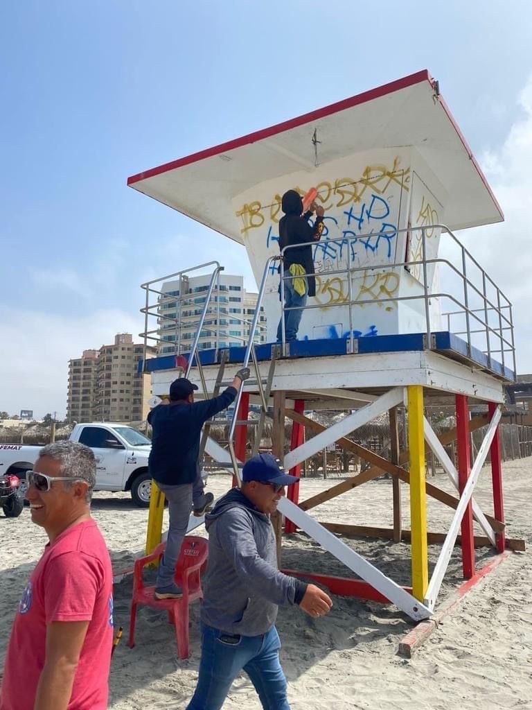 Pintan torres de salvavidas en Rosarito tras ser graffiteadas