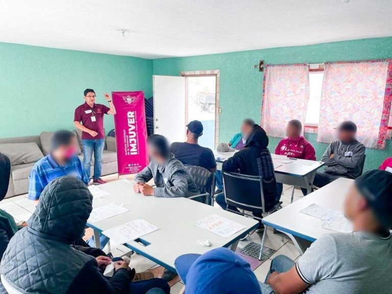 Imparte IMJUVER taller sobre autoconocimiento emocional