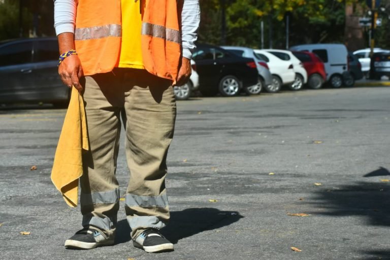 Pide SSC no hacer caso a llamados “viene viene” de estacionarse en prohibido