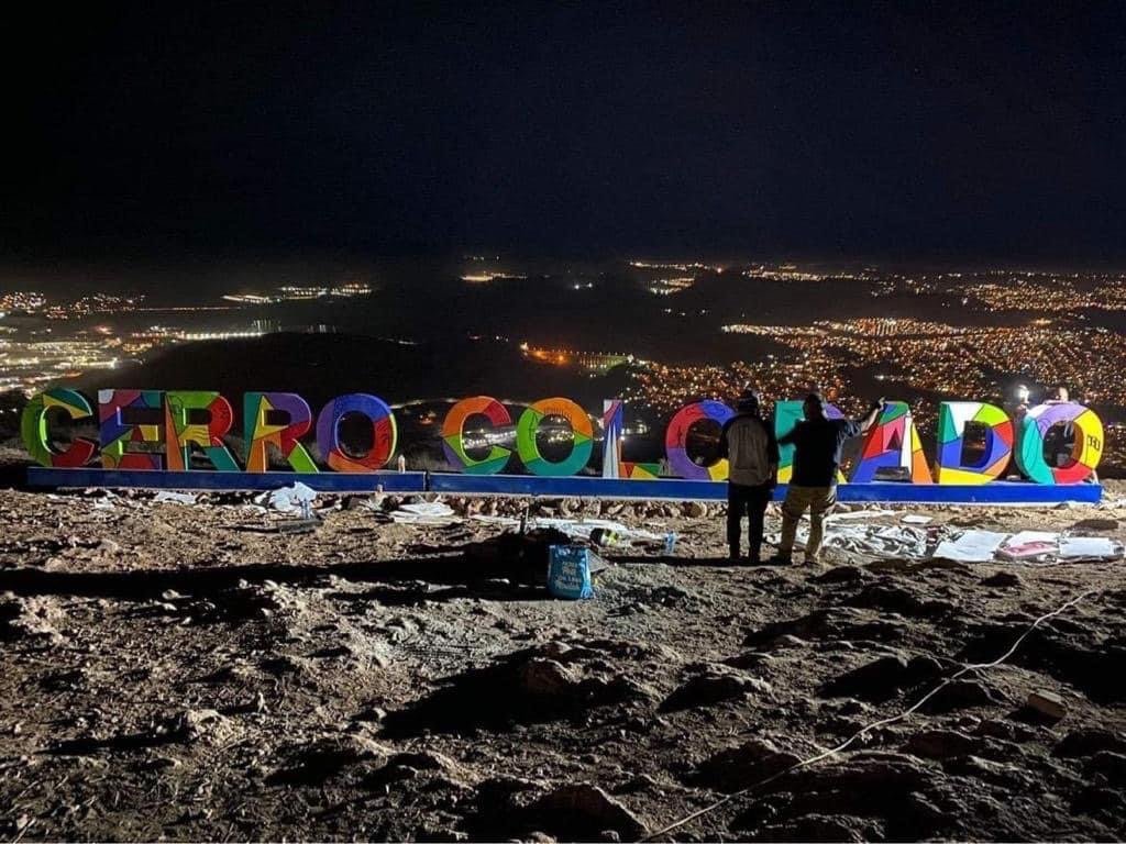 Colocan letrero del Cerro Colorado para promover el senderismo en Tijuana