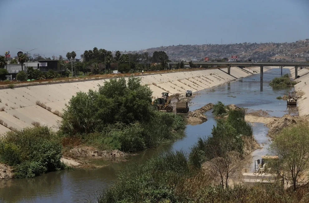 Buscan sanear agua del canal en Tijuana