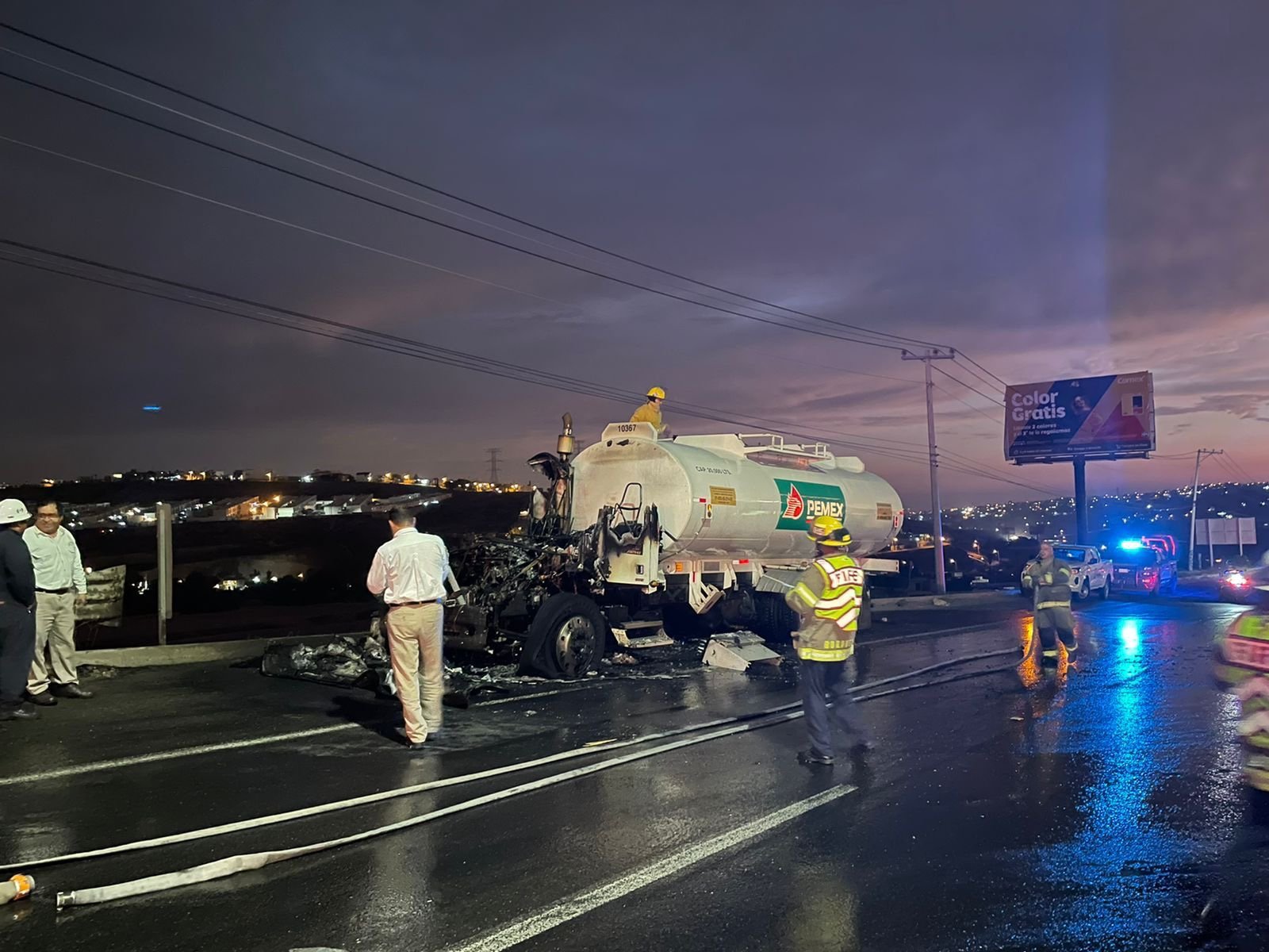 Bomberos: Reportan incendio de pipa de PEMEX sobre carretera libre de Tijuana-Rosarito