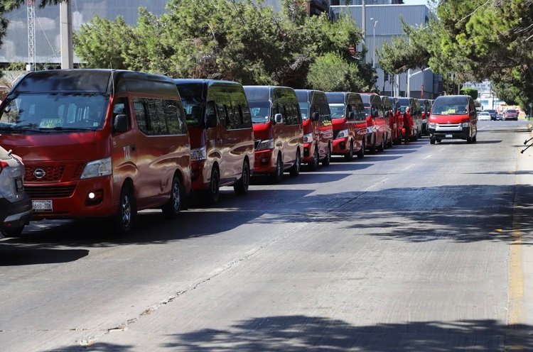 ¿Adiós a los taxis rojos? Ciudadanos denuncia calidad en el servicio