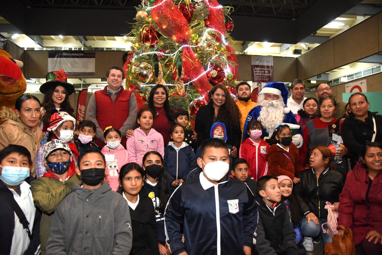 Encienden árbol navideño en Palacio Municipal