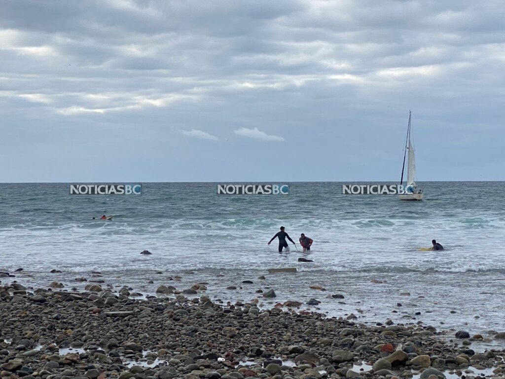 Rescatan a 3 hombres que llevaban varios días varados en el mar