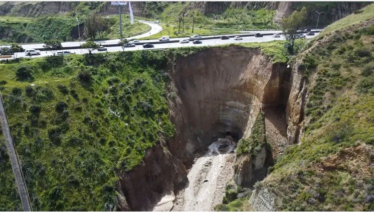 Atienden deslave sobre carretera a Playas de Tijuana