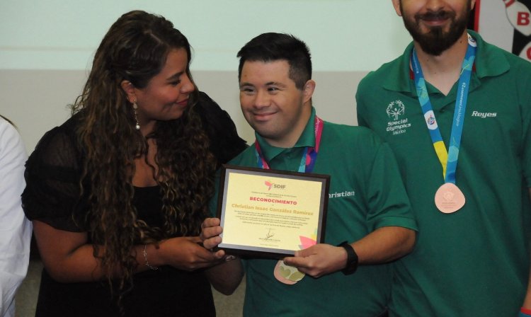 CHRISTIAN GONZÁLEZ RECIBE RECONOCIMIENTO TRAS TRIUNFO EN EL MUNDIAL DE BERLIN