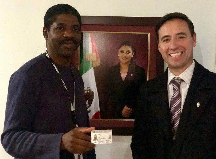 ATIENDE AYUNTAMIENTO DE TIJUANA A PRIMER MIGRANTE NIGERIANO NATURALIZADO MEXICANO