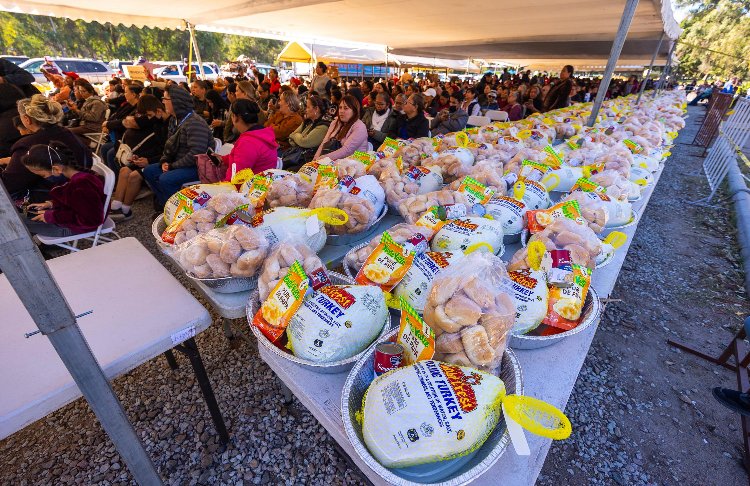 Mil familias tijuanenses reciben cena navideña