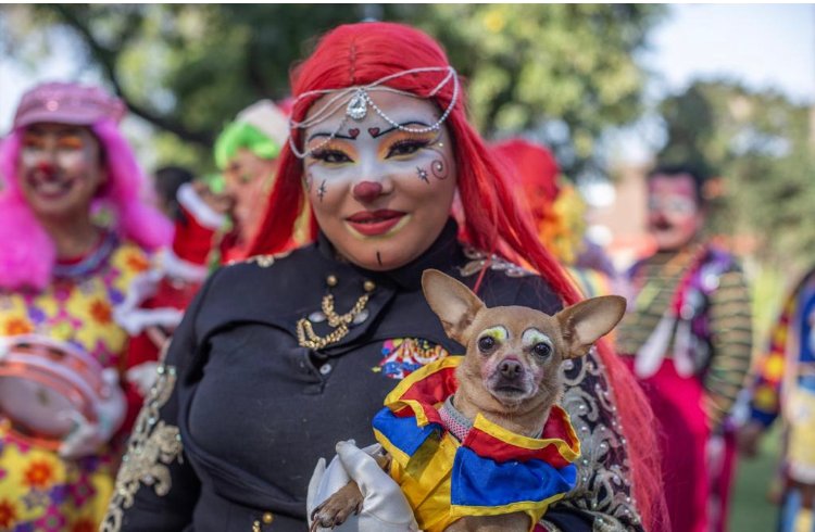 Payasos desfilan por el Día Nacional del Payaso