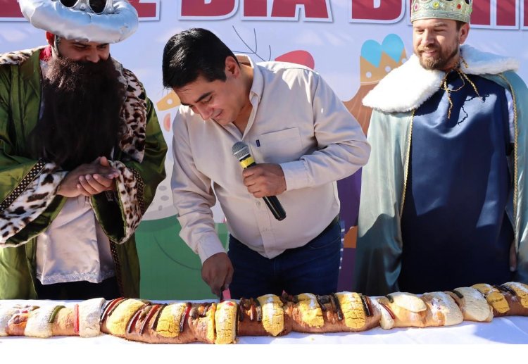 Tijuanenses comparten rosca de reyes con Erik “Terrible” Morales