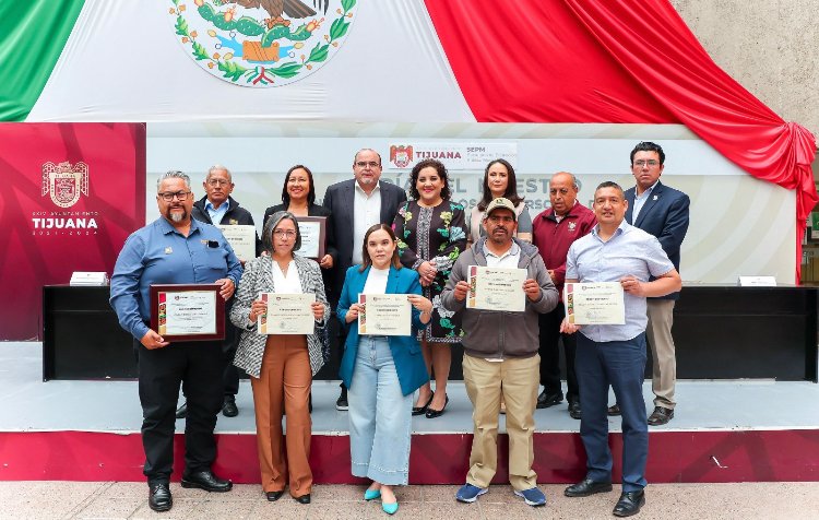 RECONOCEN A  DOCENTES POR HASTA 30 AÑOS DE SERVICIO