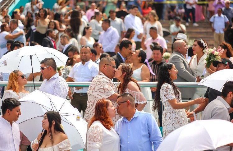 CELEBRAN A MATRIMONIOS COLECTIVOS CON 150 PAREJAS UNIDAS FRENTE AL MAR