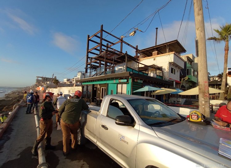 ATIENDE PROTECCIÓN CIVIL COLAPSO DE GIRO COMERCIAL EN MALECÓN DE PLAYAS DE TIJUANA