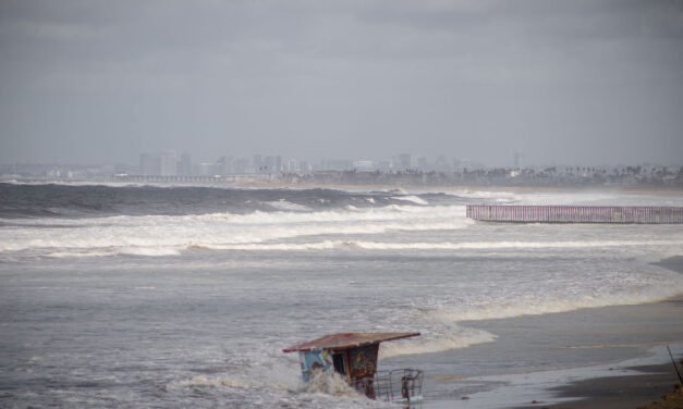 Frente frío Número 10 provoca alto oleaje en Playas de Tijuana