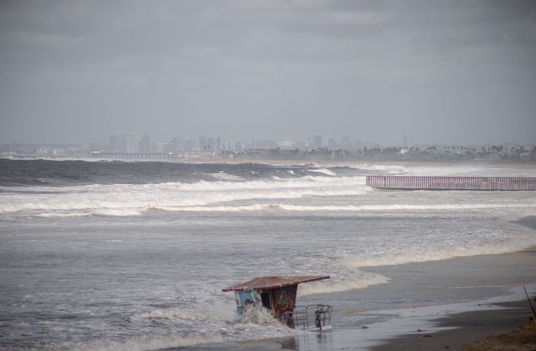 Frente frío Número 10 provoca alto oleaje en Playas de Tijuana